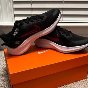 Nike mens size 8 black white & red zoom winflo8